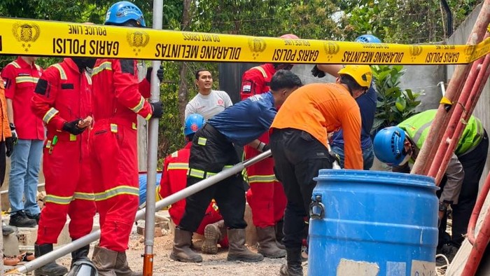 Petugas mengevakuasi dua pekerja yang tewas dalam summur saat cari mata air.