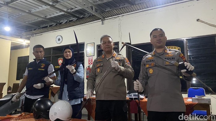Polisi menunjukkan barang bukti kasus tawuran di Banyumanik Semarang yang menewaskan seorang pelajar, di Mapolsek Banyumnaik, Kota Semarang, Minggu (11/10/2026).
