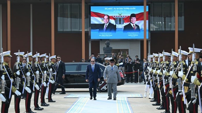 Presiden Prabowo Subianto mengantar langsung kepulangan Presiden Mesir Abdel Fattah El-Sisi di  Pangkalan TNI AU Halim Perdanakusuma, Jakarta Timur, Minggu (11/10/2026).