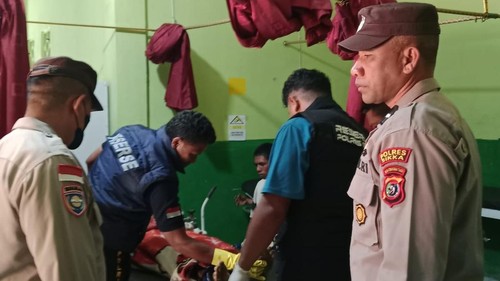Polisi memeriksa jenazah korban gantung diri di Sikka.
