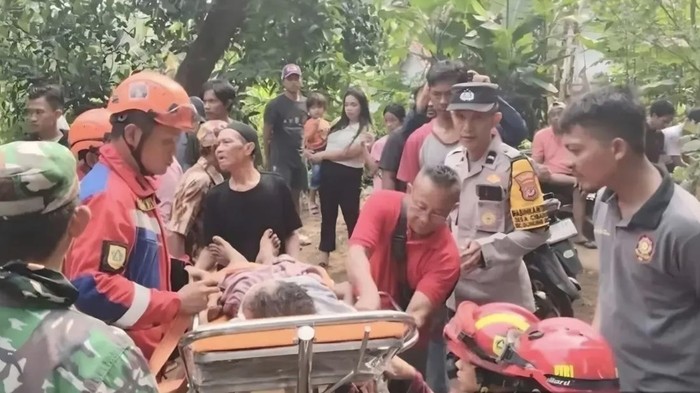 Proses evakuasi lansia tercebur sumur di Gunung Sindur, Kabupaten Bogor