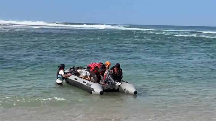 Proses pencarian wisatawan hilang di Pantai Cibuaya
