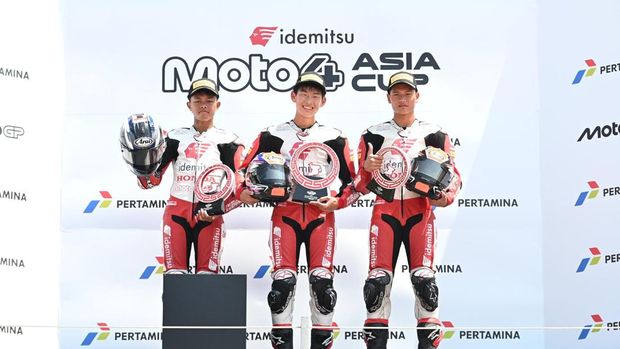 Pebalap binaan Astra Honda, Resky Yusuf Hermawan (kiri) meraih podium kedua pada Race 2 Idemitsu Moto4 Asia Cup (IM4AC) 2026 di Mandalika, Minggu (11/10).