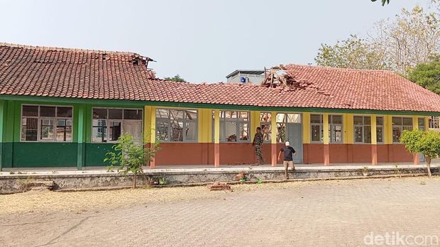 Ruang kelas yang rusak di SDN 3 Cihirup, Kuningan. Ruang kelas yang rusak di SDN 3 Cihirup, Kuningan.