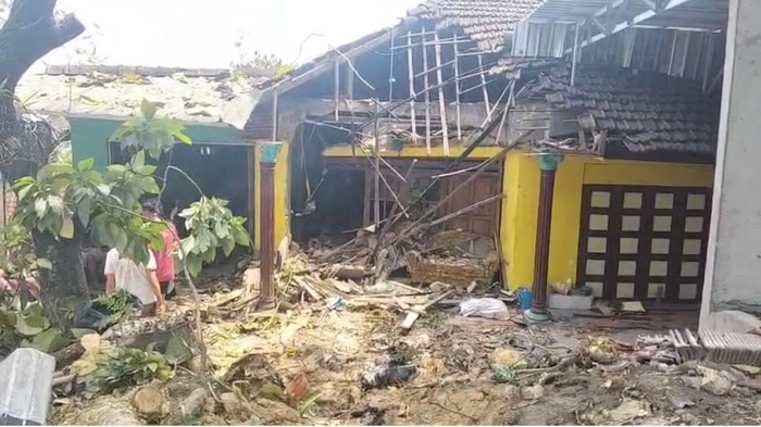 Kondisi rumah hancur sebagian usai tertabrak truk di Sukolilo, Pati, Minggu (11/10/2026) dini hari.