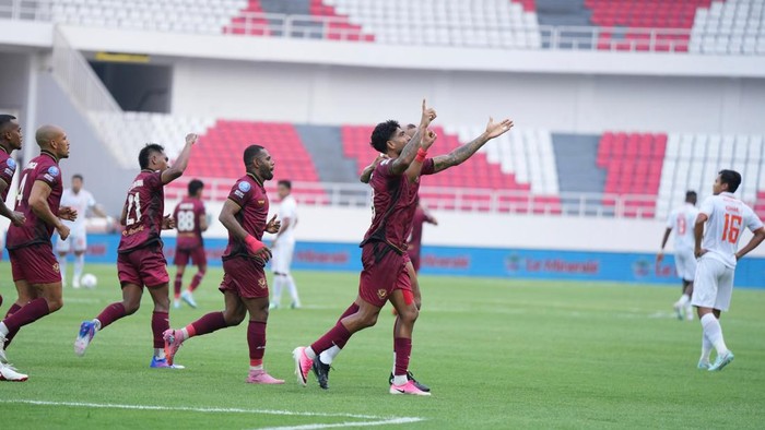 Selebrasi pemain Java United usai menjebol gawang Borneo FC.