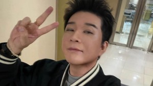 Tampil awet muda berbalut jaket varsity hitam, pose dua jari ala Shindong sukses memancarkan vibes cowok k-pop kekinian. Foto: Instagram Shindong