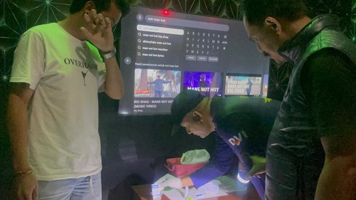 Tim Gabungan Polres Tabanan saat sidak tempat hiburan malam di Kecamatan Tabanan, Sabtu (10/10) tengah malam.