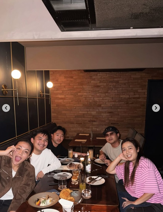 Soimah Pancawati membagikan momen ddirinya dinner bareng keluarga. Suami, anak, hingga menantu Soimah tampak hadir dan makan bersama. Foto: Instagram/@showimah