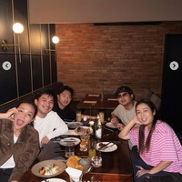 Soimah Pancawati membagikan momen ddirinya dinner bareng keluarga. Suami, anak, hingga menantu Soimah tampak hadir dan makan bersama. Foto: Instagram/@showimah