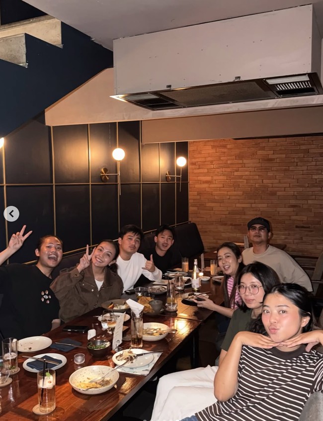 kangen anak lanang, njaluk di pangku, dinnerrrr dulu biar orang have, gayane, tulis Soimah dalam keterangan unggahannya. Foto: Instagram/@showimah