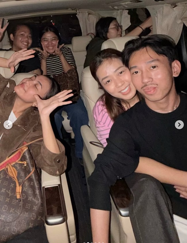 Soimah juga membagikan momen ia dan keluarga dalam satu mobil. Soimah bahkan terlihat memangku putra bungsunya, Diksa. Foto: Instagram/@showimah