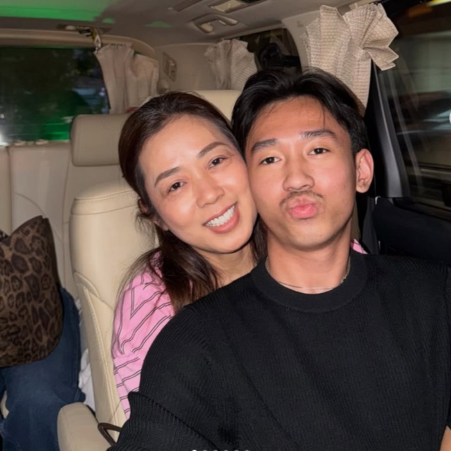 Gaya Soimah Dinner Bareng Keluarga, Tampil Sederhana Tanpa Makeup
