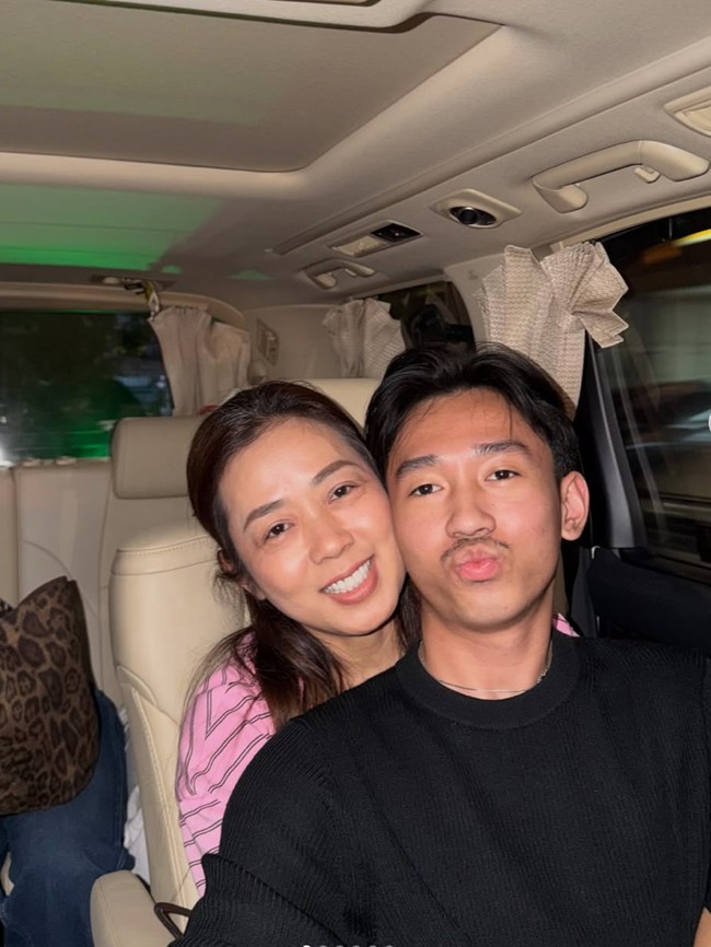 Gaya Soimah Dinner Bareng Keluarga, Tampil Sederhana Tanpa Makeup