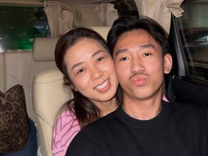 Gaya Soimah Dinner Bareng Keluarga, Tampil Sederhana Tanpa Makeup