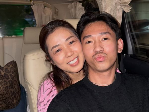 Gaya Soimah Dinner Bareng Keluarga, Tampil Sederhana Tanpa Makeup