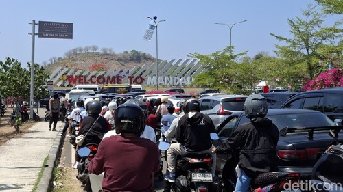 Suasana arus lalu lintas di Bundaran Songgong menuju Sirkuit Mandalika, Lombok Tengah, NTB, padat merayap jelangmain race MotoGP, Minggu (11/10/2026). (Foto: Ahmad Viqi/detikBali)