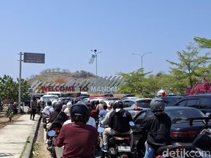 Jelang Main Race MotoGP Mandalika, Lalin di Bundaran Songgong Padat Merayap