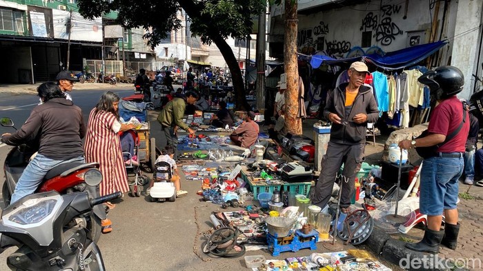 Suasana Pasar Loak di Jalan Astanaanyar, Kota Bandung