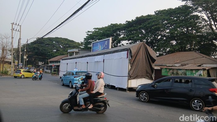 Tenda pengantin di bahu Jalan dr Leimena, Makassar.