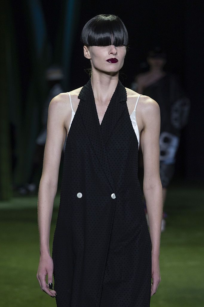 Seorang model berjalan di atas *runway* dalam peragaan busana *ready-to-wear* Thom Browne koleksi Musim Semi/Musim Panas 2027 sebagai bagian dari New York Fashion Week pada 15 September 2026 di New York City.