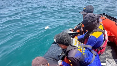 Tim SAR gabungan mengevakuasi jasad Muhidin, Minggu (11/10/2026). Muhidin adalah salah satu pemancing yang tenggelam di Pantai Baku, Kecamatan Lambu, Kabupaten Bima, NTB. (Dok. Pos SAR Bima)