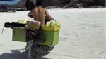 Gaya Kocak Pembalap Tony Arbolino saat Cosplay Jualan Jagung Bakar di Lombok