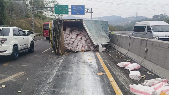Truk yang terguling di tol Semarang-Solo KM 431.600, Minggu (11/10/2026).