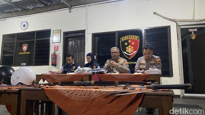 Ungkap kasus tawuran di RSU Banyumanik yang menewaskan seorang pelajar, di Mapolsek Banyumnaik, Kota Semarang, Minggu (11/10/2026).