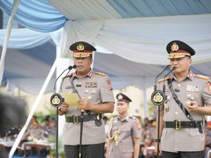 Komjen Herimen Serahkan Tongkat Komando Polda Riau ke Irjen Arman Achdiat