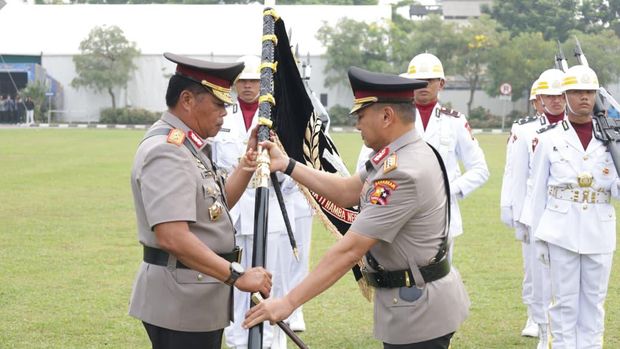 Upacara serah terima jabatan Kapolda Riau. Komjen Hery Heryawan menyerahkan tongkat komando dan pataka Polda Riau kepada Irjen Arman Achdiat (dok. istimewa)