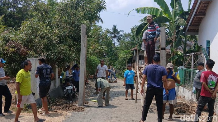 Warga memasang patok sebagai bentuk protes aktivitas penambangan pasir di Desa Rawalo, Kabupaten Banyumas, Minggu (11/10/2026).