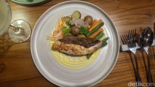 Salah satu hidangan utama favorit  pengunjung, Pan Seared Barramundi, di Waypoint Terminal Resto Bali Jl. Pantai Mertasari, Denpasar, Jumat (9/10/2026).
