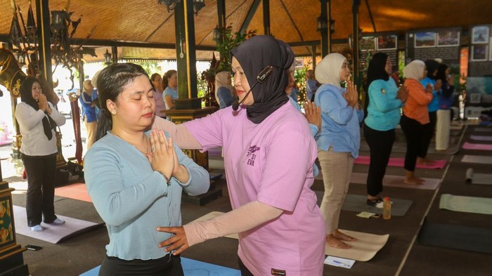 Merawat Jiwa Lewat Latihan Yoga Bersama di Banyuwangi (2)