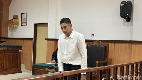 Agus Novit Pramana Putra alias Petong, terdakwa pembunuh I Nyoman Cita alias Man Colik, menjalani sidang perdana di PNSemarapura, Klungkung, Bali, Senin (12/10/2026). (Foto: Fatih Kudus Jaelani/detikBali)
