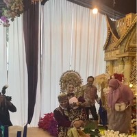 Viral! Pernikahan Diterjang Banjir, Pengantin Pria Gendong Istri Bikin Salfok