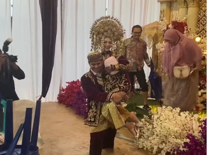 Banjir Deras Hantam Resepsi Minang, Momen Pengantin Gendong Istri Jadi Sorotan (2)
