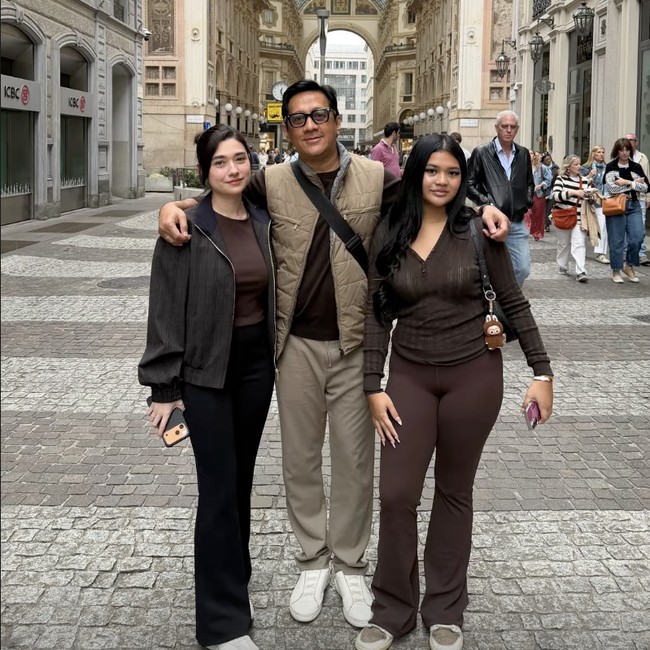 Andre Taulany Nikmati Jalan-jalan di Italia Bareng Putrinya dan Amanda Rigby