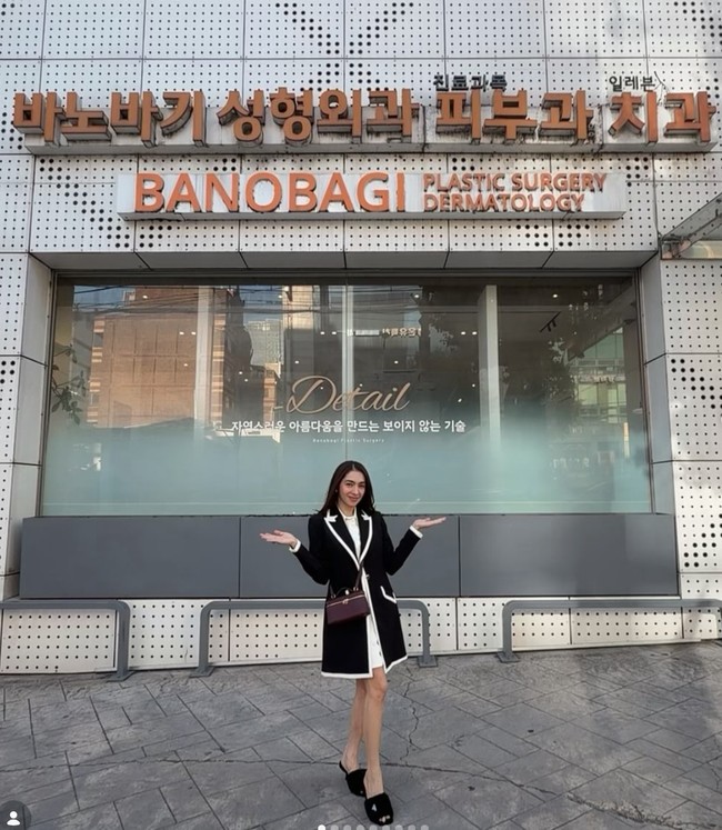 Melalui akun Instagram pribadinya Angel Karamoy membagikan proses dirinya menjalani operasi plastik di Korea Selatan. Tak hanya wajah, kali ini Angel juga menjalani oplas pada tubuhnya. Foto: Instagram/@realangelkaramoy Melalui akun Instagram pribadinya Angel Karamoy membagikan proses dirinya menjalani operasi plastik di Korea Selatan. Tak hanya wajah, kali ini Angel juga menjalani oplas pada tubuhnya. Foto: Instagram/@realangelkaramoy