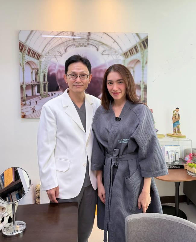 Di keterangan unggahannya, Angel mengatakan bahwa dirinya menjalani prosedur facelift untuk bagian wajah, sementara untuk tubuhnya ia melakukan liposuction ddan renuvion. Foto: Instagram/@realangelkaramoy Di keterangan unggahannya, Angel mengatakan bahwa dirinya menjalani prosedur facelift untuk bagian wajah, sementara untuk tubuhnya ia melakukan liposuction ddan renuvion. Foto: Instagram/@realangelkaramoy