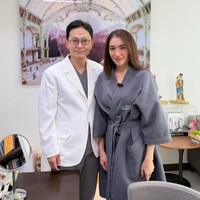 Di keterangan unggahannya, Angel mengatakan bahwa dirinya menjalani prosedur facelift untuk bagian wajah, sementara untuk tubuhnya ia melakukan liposuction ddan renuvion.&nbsp;Foto: Instagram/@realangelkaramoy