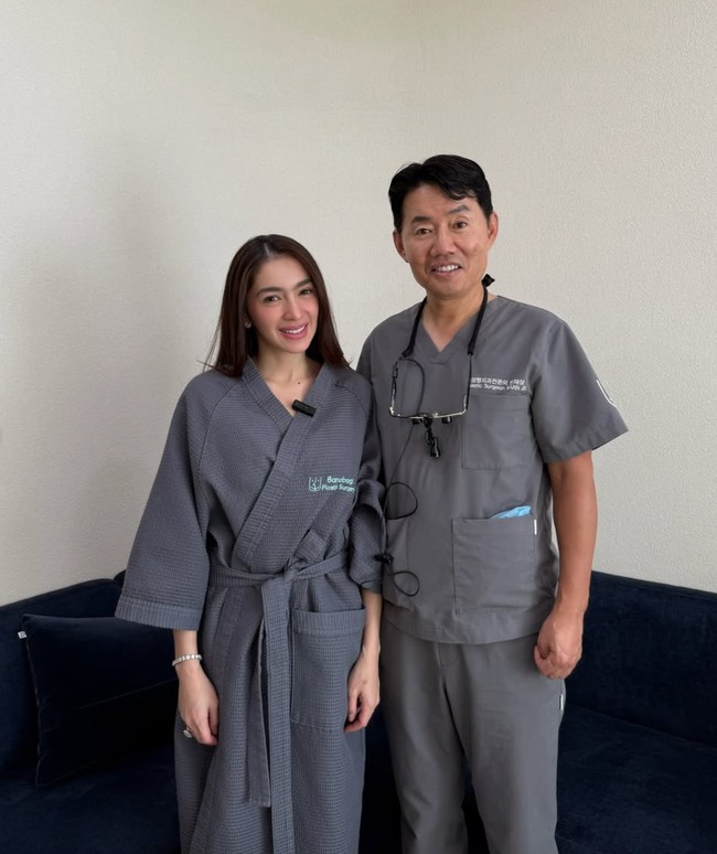 Dengan dokter oh aku akan melakukan surgery mini facelift.. Sesuai pengalaman ku sebelumnya, Aku yakin dan aku tau pasti hasilnya akan bagus dan super natural jadi ga sabar tunggu hasilnya. Selain itu aku juga mau melakukan Liposuction sekaligus Renuvion bersama Dr.Barn Jaesang. Jadi memang banyak yg bilang aku sudah kurus ..tapi sebenarnya masih ada loh beberapa bagian lemak menumpuk dan susah hilang.. Jadi aku memutuskan liposuction untuk lebih membentuk tubuh ku dan Renuvion untuk mengencangkan kembali.. tulis Angel. Foto: Instagram/@realangelkaramoy Dengan dokter oh aku akan melakukan surgery mini facelift.. Sesuai pengalaman ku sebelumnya, Aku yakin dan aku tau pasti hasilnya akan bagus dan super natural jadi ga sabar tunggu hasilnya. Selain itu aku juga mau melakukan Liposuction sekaligus Renuvion bersama Dr.Barn Jaesang. Jadi memang banyak yg bilang aku sudah kurus ..tapi sebenarnya masih ada loh beberapa bagian lemak menumpuk dan susah hilang.. Jadi aku memutuskan liposuction untuk lebih membentuk tubuh ku dan Renuvion untuk mengencangkan kembali.. tulis Angel. Foto: Instagram/@realangelkaramoy