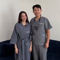 Dengan dokter oh aku akan melakukan surgery mini facelift.. Sesuai pengalaman ku sebelumnya, Aku yakin dan aku tau pasti hasilnya akan bagus dan super natural jadi ga sabar tunggu hasilnya. Selain itu aku juga mau melakukan Liposuction sekaligus Renuvion bersama Dr.Barn Jaesang. Jadi memang banyak yg bilang aku sudah kurus ..tapi sebenarnya masih ada loh beberapa bagian lemak menumpuk dan susah hilang.. Jadi aku memutuskan liposuction untuk lebih membentuk tubuh ku dan Renuvion untuk mengencangkan kembali.. tulis Angel.&nbsp;Foto: Instagram/@realangelkaramoy