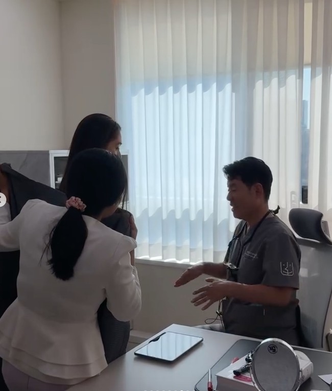 Foto-foto Angel saat berkonsultasi dan menjalani serangkaian persiapan sebelum operasi dibagikan Angel ke Instagram 3 hari setelah dirinya menjalani tindakan bedah plastik tersebut. Foto: Instagram/@realangelkaramoy Foto-foto Angel saat berkonsultasi dan menjalani serangkaian persiapan sebelum operasi dibagikan Angel ke Instagram 3 hari setelah dirinya menjalani tindakan bedah plastik tersebut. Foto: Instagram/@realangelkaramoy