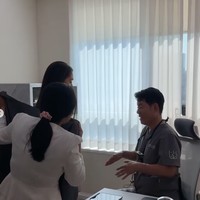 Foto-foto Angel saat berkonsultasi dan menjalani serangkaian persiapan sebelum operasi dibagikan Angel ke Instagram 3 hari setelah dirinya menjalani tindakan bedah plastik tersebut.&nbsp;Foto: Instagram/@realangelkaramoy
