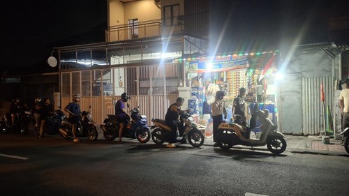 Antrean di salah Pertamini di Jalan Tarakan, Denpasar, Senin (12/10/2026) malam. (Fabiola Dianira/detikBali)