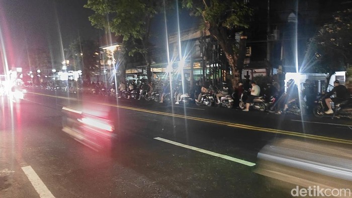 Antrean mengular hingga ke jalan di sekitar SPBU Kapal, dan kepadatan pengendara motor saat akan mengisi pertalite hingga malam ini, Senin (12/10/2026).