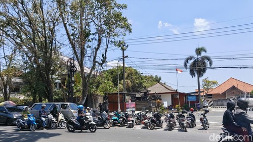Antrean kendaraan di SPBU Pesiapan, Jalan Pulau Batam, Tabanan, Senin (12/10/2026). Warga memarkir kendaraan di depan SPBU yang masih tutup. (Foto: Krisna Pradipta/detikBali)