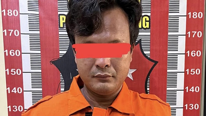 Tersangka FD (40) saat diamankan di Polres Tapteng.