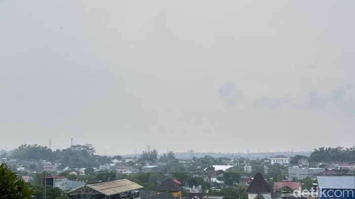 Balikpapan diselimuti kabut lebih pekat dari hari-hari sebelumnya.